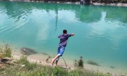Adanalı Gençler Sıcaktan Kanala Girdi