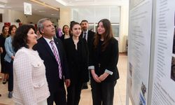 Anadolu Üniversitesi Eczacılık Fakültesi’nde Topluma Hizmet Uygulamaları Sergisi Açıldı