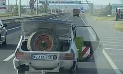 Aksaray’da Bagaj ve Kapısı Açık Otomobil Trafikte Seyretti