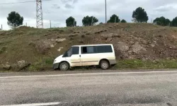 Minibüs Şarampole Devrildi: 3 Yaralı
