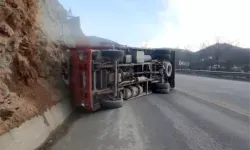 Taze Ürün Taşıyan Kamyon Şarampole Devrildi