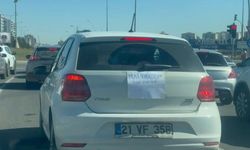Diyarbakır'da kadın sürücü 'yeni sürücüyüm, sabır imandandır' yazısıyla trafiğe çıktı