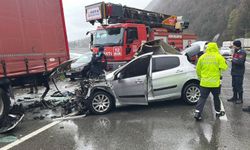 Otomobil park halindeki tıra çarptı: 2 ölü, 1 yaralı