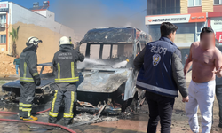 Park halindeki servis ve otomobil alev alev yandı, araç sahibi kriz geçirdi