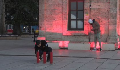 Bursalılara iftar ve sahuru ses bombası ile haber veriyorlar