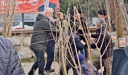 Seyyar satıcılardan zabıtaya bıçaklı saldırı, 1 zabıta yaralandı