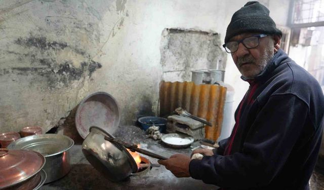 74 Yaşındaki Cahit Çalı, Kalaycılığı Yaşatmaya Devam Ediyor