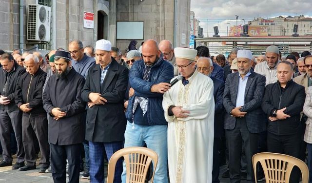 Kayseri'de Yahya Sinvar İçin Gıyabi Cenaze Namazı Kılındı