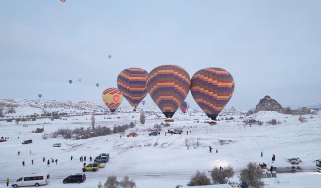 Kapadokya'da Sıcak Hava Balonları Yeniden Havalandı