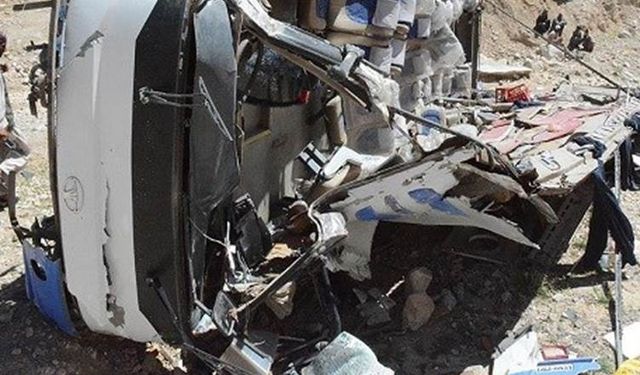 Filipinler’de Otobüs Gişedeki Araçlara Çarptı: 12 Ölü