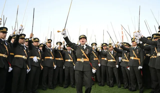 İhraç Edilen 4 Teğmen Belediye de Göreve Başladı