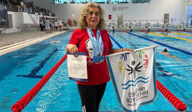 Eskişehir Büyükşehir’in master yüzücüsü Kezban Yeşer’den rekor ve madalya başarısı