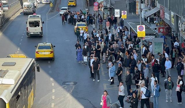 İstanbul’da Özel Halk Otobüsleri Kontak Kapattı, Duraklarda Yoğunluk Yaşandı