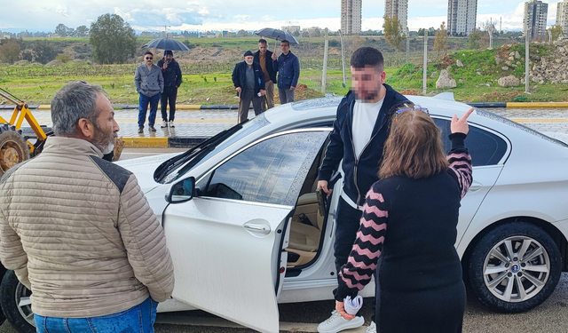 Tapulu arazilerine yol yapılan vatandaşlar, yolu kapatınca bir kişi silah gösterip geçti