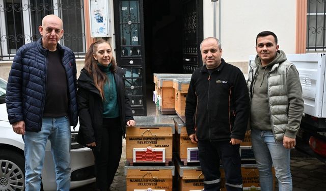 Manisa Büyükşehir’den sel mağduru arıcıya kovan desteği