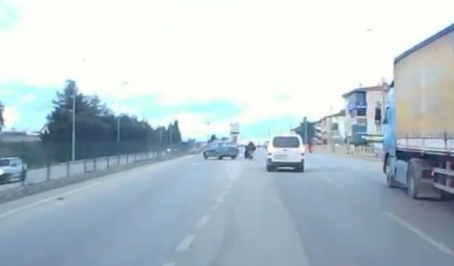 Motosiklete çarpmamak için direksiyonu kırdı, otomobil refüje çarptı