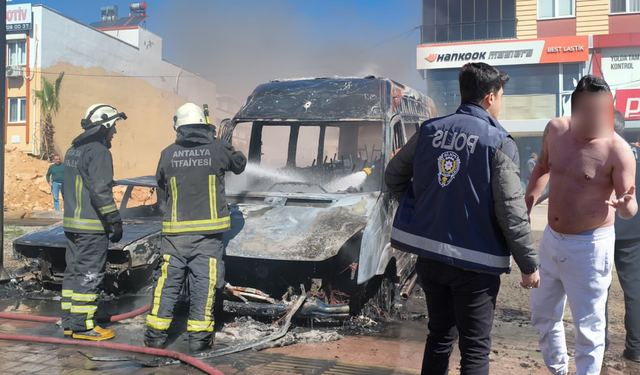 Park halindeki servis ve otomobil alev alev yandı, araç sahibi kriz geçirdi