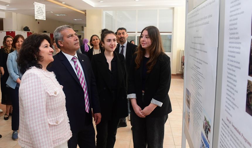 Anadolu Üniversitesi Eczacılık Fakültesi’nde Topluma Hizmet Uygulamaları Sergisi Açıldı