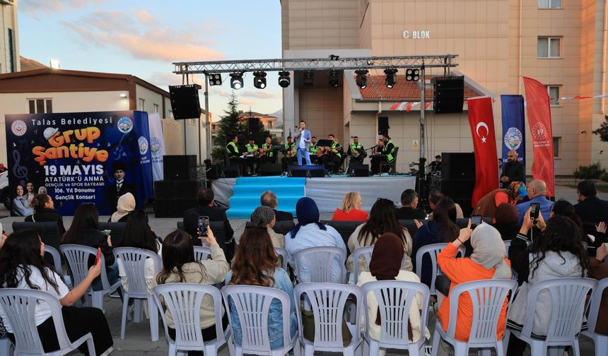 Grup Şantiye, 19 Mayıs Gençlik Konseri’nde coşku dolu performans sergiledi