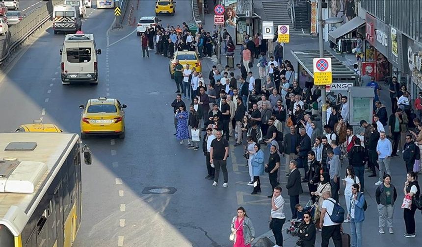 İstanbul’da Özel Halk Otobüsleri Kontak Kapattı, Duraklarda Yoğunluk Yaşandı
