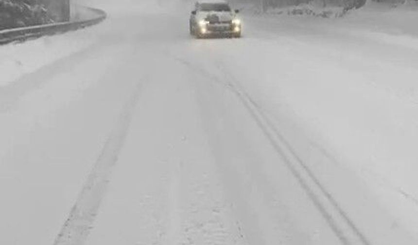 Uludağ'da dün gece yoğun kar yağdı, kar kalınlığı 163 santimetreye ulaştı