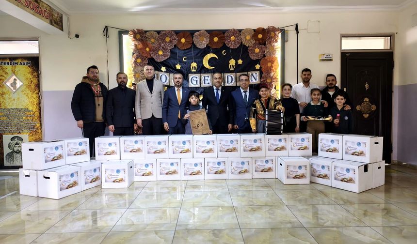 Ortaokul öğrencileri yardım kolileri hazırladı