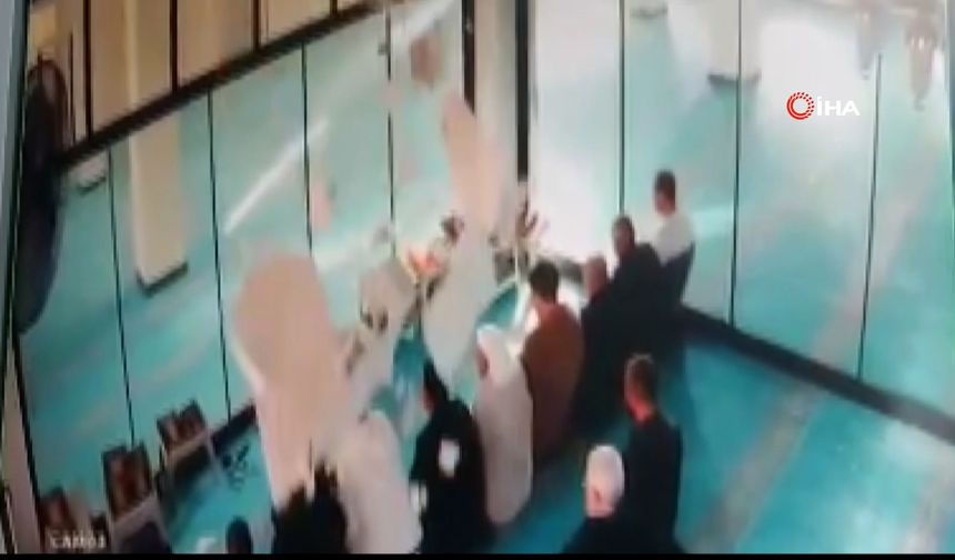 Caminin tavan alçısı cemaatin üstüne düştü