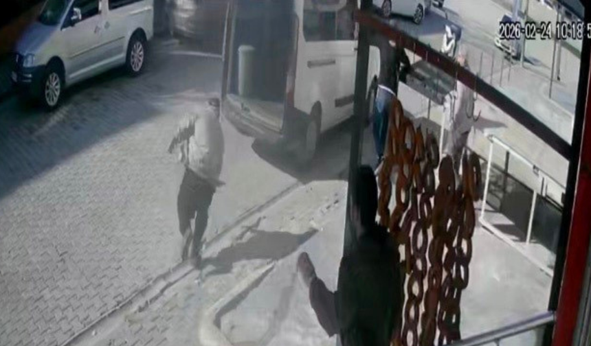 El freni boşalan minibüs ana yola indi, facia son anda önledi