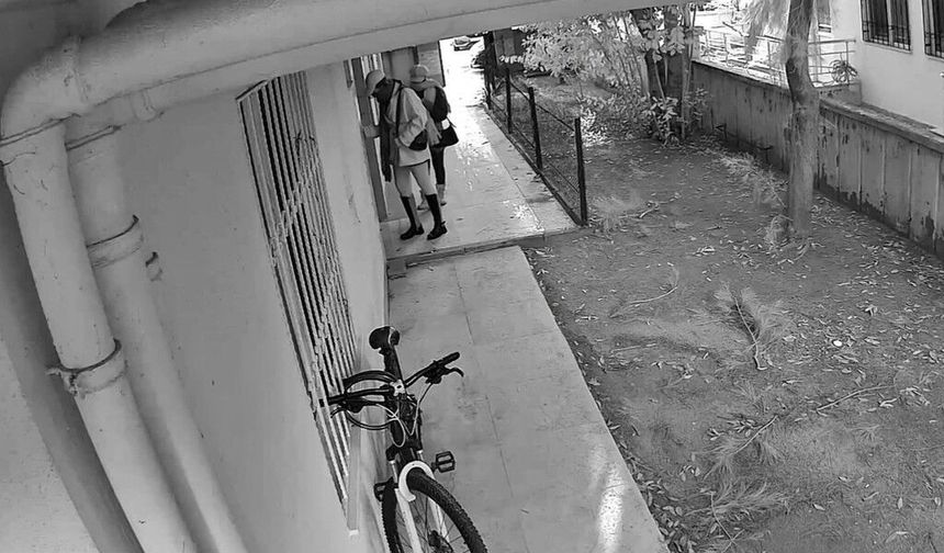 Kamera ve ziynet eşyası çaldılar, güvenlik kameralarından yakayı ele verdiler