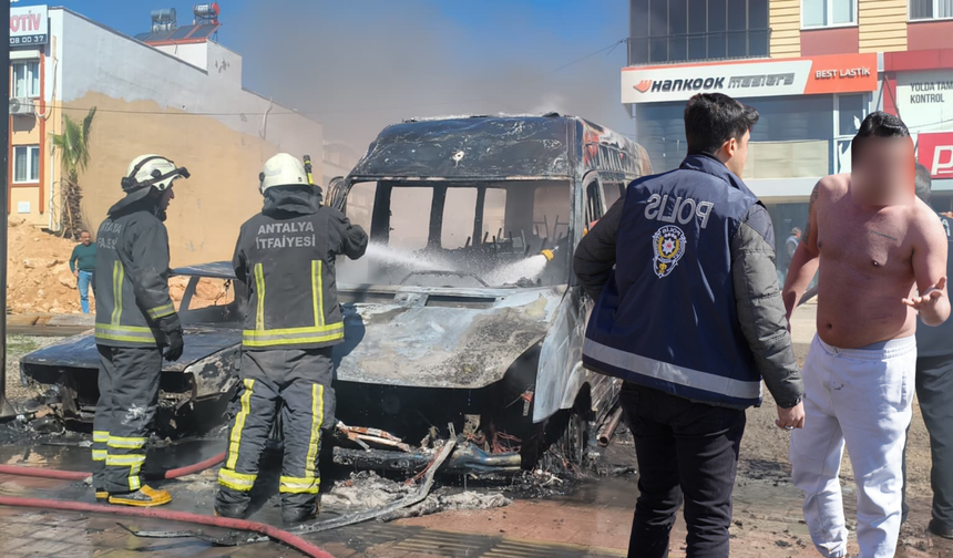 Park halindeki servis ve otomobil alev alev yandı, araç sahibi kriz geçirdi